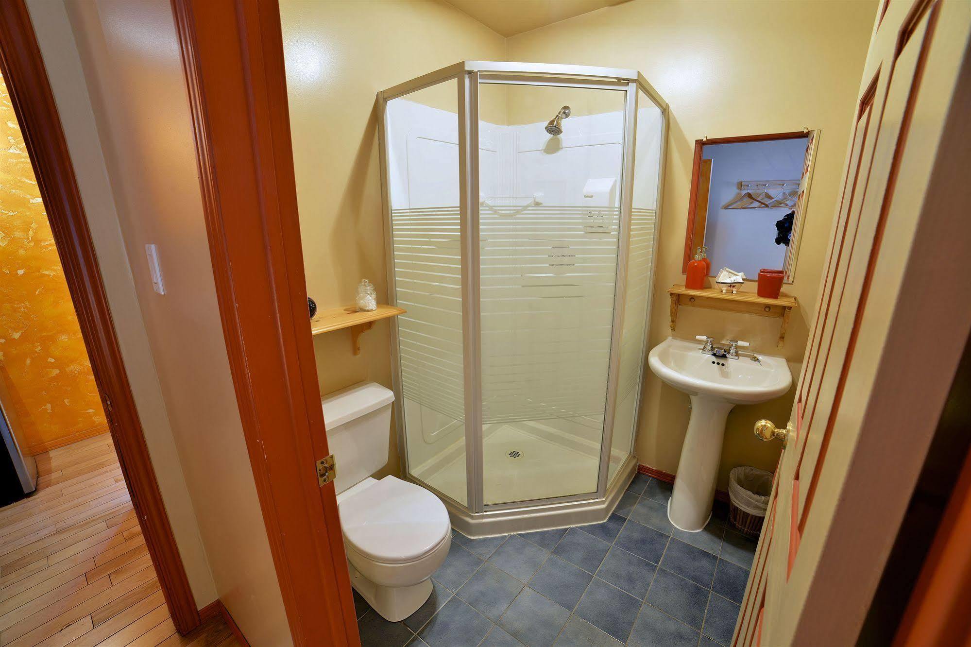 Au Saut Du Lit Bed & Breakfast Magog